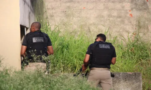 
				
					Polícia Civil realiza operação contra o tráfico de drogas em Feira de Santana, na Bahia
				
				
