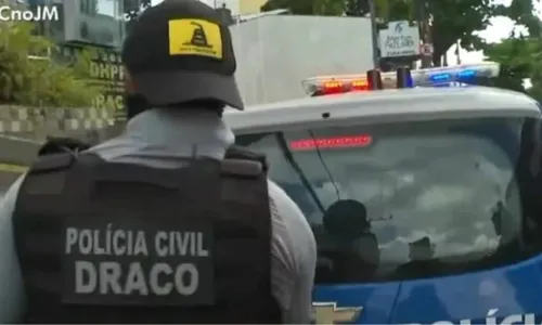 
				
					Policial é investigado após usar boné com conotação política em operação na Bahia
				
				