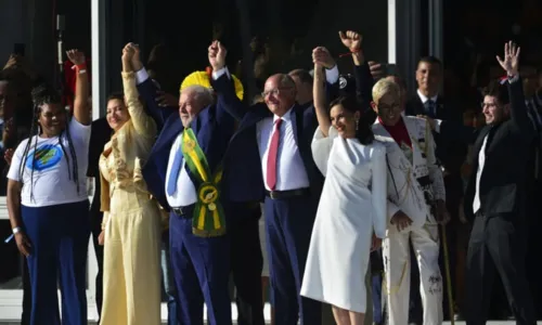 
				
					Lula recebe faixa de Presidente da República pelas 'mãos do povo brasileiro'
				
				