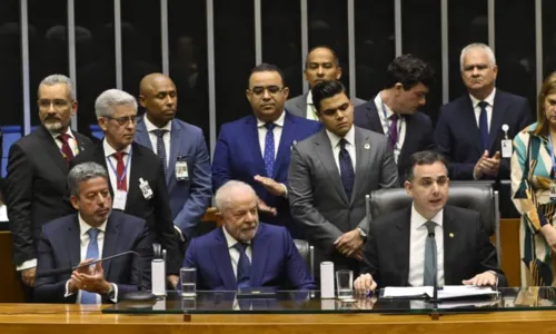 
				
					Após desfile em carro aberto, Lula toma posse como presidente da República
				
				