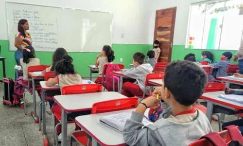 
				
					Professores da rede estadual recebem salário abaixo do piso nacional na Bahia
				
				