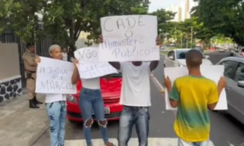
				
					Familiares e amigos de jovem morto em ação da PM no Nordeste de Amaralina fazem protesto
				
				