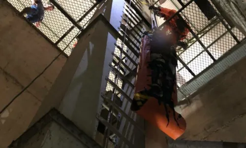 
				
					Homem é resgatado após cair em poço de elevador em Barreiras
				
				