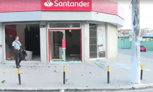 
				
					Banco é roubado e explodido por homens armados na Região Metropolitana de Salvador
				
				
