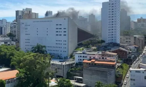 
				
					Incêndio atinge Teatro Castro Alves, em Salvador
				
				