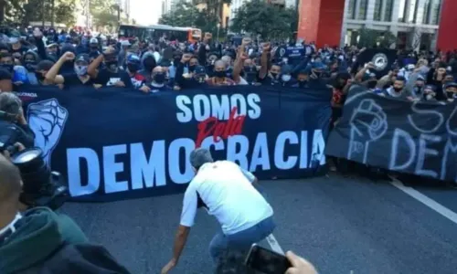 
				
					Torcidas organizadas querem ir a Brasília em defesa da democracia
				
				