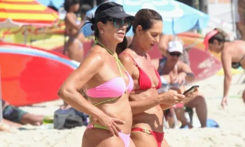 
				
					Musas do vôlei: Fernanda Venturini e Virna curtem praia no Rio de Janeiro
				
				