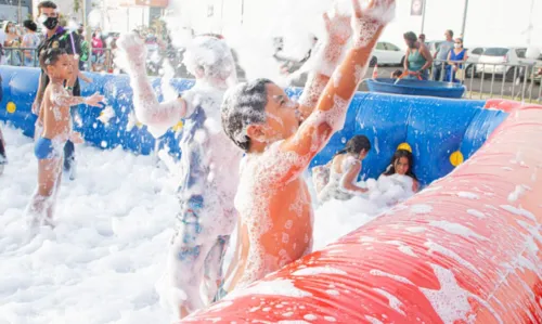 
				
					Shopping oferece programação gratuita com banho de espuma, tobogã e futebol de sabão em Camaçari
				
				