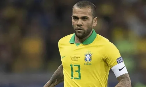 
				
					Preso acusado de estupro, Daniel Alves distribui autógrafos em presídio da Espanha
				
				