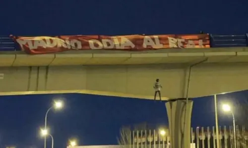 
				
					Torcida do Atlético de Madrid enforca boneco com camisa de Vini Jr; jogador vem sofrendo ataques há meses
				
				