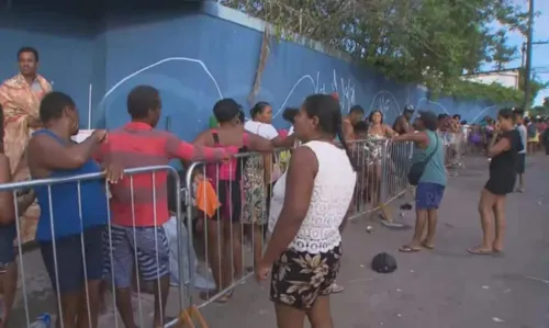 
				
					Ambulantes dormem na fila para realizar cadastramento para Festa de Iemanjá
				
				