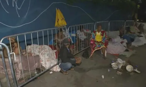 
				
					Ambulantes dormem na fila para realizar cadastramento para Festa de Iemanjá
				
				