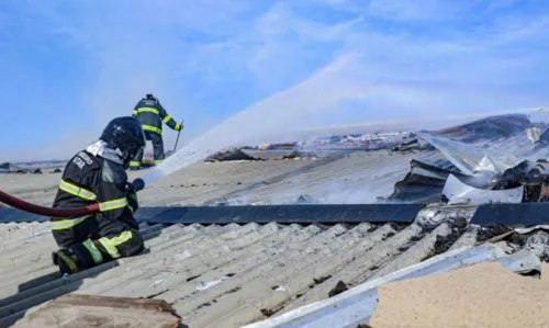 
				
					Após noite de sobreaviso, bombeiros encerram ocorrência de incêndio no TCA
				
				