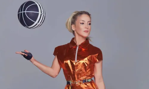 
				
					Claudia Leitte é convidada para cantar em intervalo de jogo da NBA em Orlando
				
				