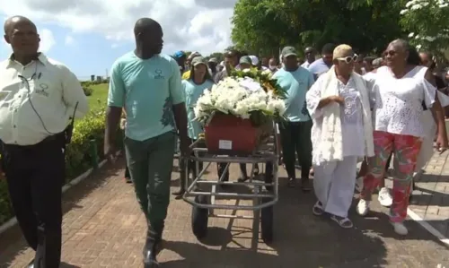 
				
					Corpo de Sergio Roberto dos Santos, idealizador da 'Noite da Beleza Negra' do Ilê Aiyê, é cremado
				
				