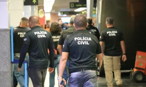 
				
					Polícia faz operação no Aeroporto de Salvador com objetivo de barrar entrada de drogas e armas
				
				