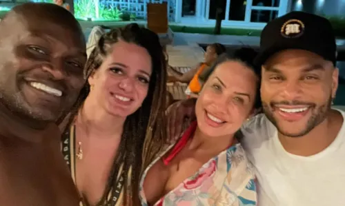 
				
					Scheila Carvalho recebe Jacaré e esposa em Salvador: 'Encontro de milhões'
				
				