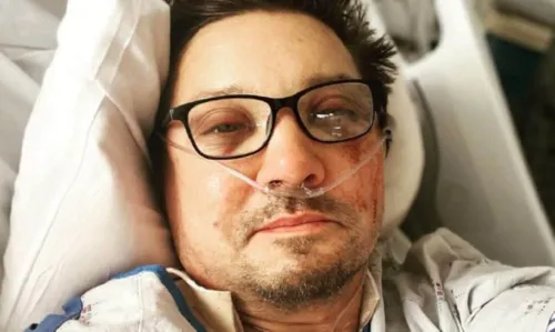 
				
					Jeremy Renner, ator da Marvel, publica foto do hospital: 'Estou muito confuso para digitar'
				
				