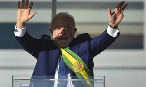 
				
					No Planalto, Lula recebe cumprimento de chefes de Estado estrangeiros
				
				