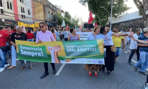 
				
					Manifestantes protestam em Salvador contra ataque as sedes dos Três Poderes e a favor da Democracia
				
				