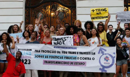 
				
					Visibilidade trans: ato reúne manifestantes no centro do Rio
				
				