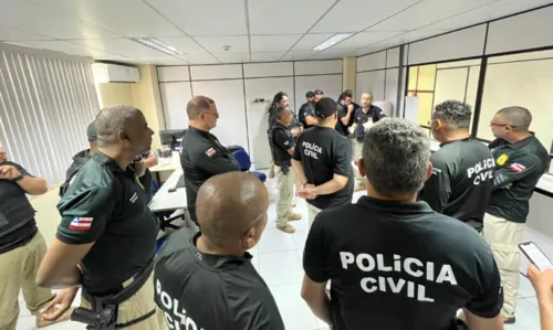 
				
					Polícia Civil realiza operação contra o tráfico de drogas em Feira de Santana, na Bahia
				
				