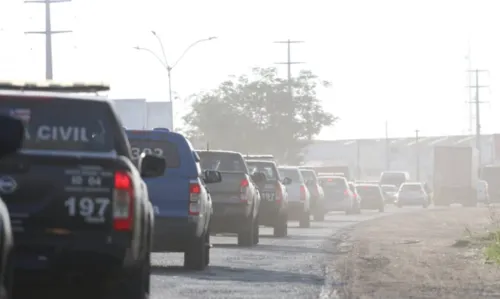 
				
					Polícia Civil realiza operação contra o tráfico de drogas em Feira de Santana, na Bahia
				
				