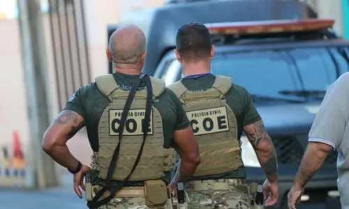 
				
					Polícia faz operação contra tráfico de drogas no terminal do Ferry-boat
				
				