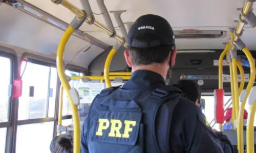 
				
					Homem é preso suspeito de se masturbar em ônibus na cidade de Eunápolis
				
				