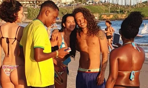 
				
					Vitão esbanja simpatia com fãs em praia de Salvador; fotos
				
				