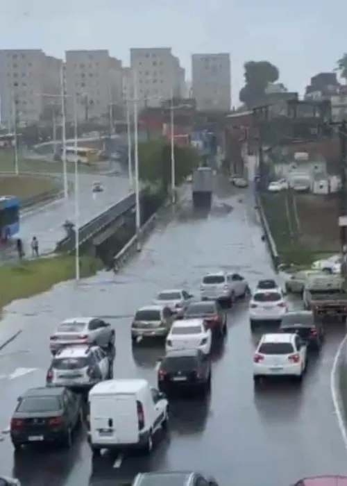 
				
					Salvador tem pontos de alagamento após forte chuva na manhã desta segunda-feira (9); confira previsão
				
				