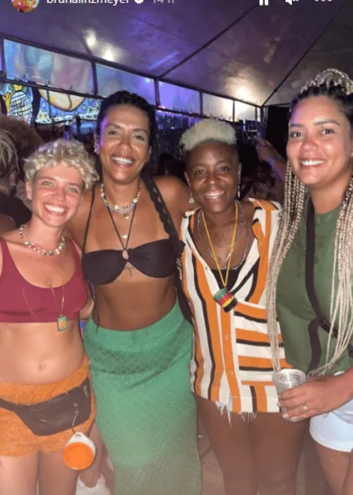 
				
					De férias em Salvador, Bruna Linzmeyer curte show de Olodum e passeio na praia
				
				