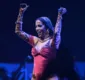 
                  Anitta para show para dar sermão em fã na plateia: 'Abaixa esse cartaz'