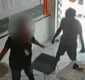 
                  Homem armado com duas facas invade autoescola em Salvador
