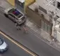 
                  Homem agride ex-esposa e atira móveis de último andar de prédio em Salvador