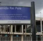 
                  Prefeitura instala placas da Avenida Rei Pelé, em frente ao Maracanã