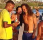 
                  Vitão esbanja simpatia com fãs em praia de Salvador; fotos