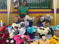 Vendedores de flores relatam baixo movimento em festa de Iemanjá; veja quanto custam as rosas