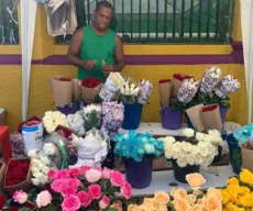 Vendedores de flores relatam baixo movimento em festa de Iemanjá; veja quanto custam as rosas
