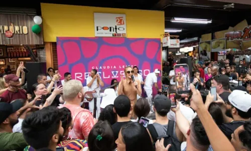 
				
					Claudia Leitte faz show surpresa com músicas inéditas no Mercadão de São Paulo
				
				