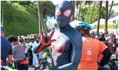 
				
					Fuzuê abre oficialmente pré-carnaval de Salvador e foliões usam criatividade em fantasias
				
				