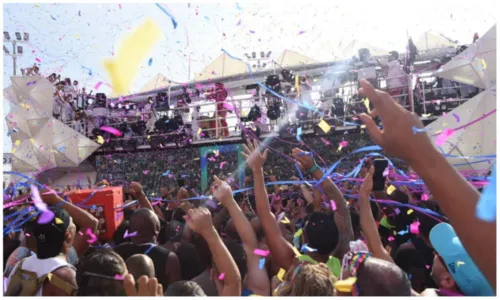 
				
					Começou! Ivete Sangalo dá início ao Carnaval de Salvador com pipoca na Barra-Ondina
				
				