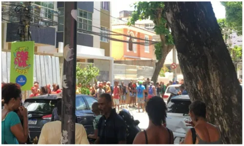 
				
					Cordeiros fazem fila para receber remuneração por trabalho no Carnaval de Salvador
				
				