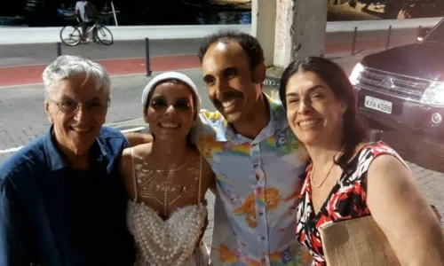
				
					Mãeana e Bem Gil se casam em show na Casa da Mãe, em Salvador
				
				