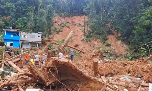 
				
					Sobe para 54 número de mortos após chuvas no litoral norte paulista
				
				