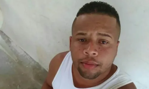 
				
					Homem morre após ser esfaqueado em bar na Região Metropolitana de Salvador
				
				