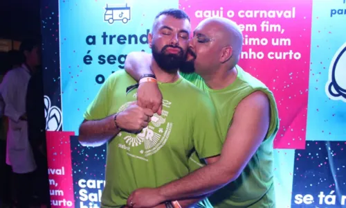 
				
					Tiago Abravanel curte carnaval de Salvador com marido e relembra primeira vez na festa
				
				