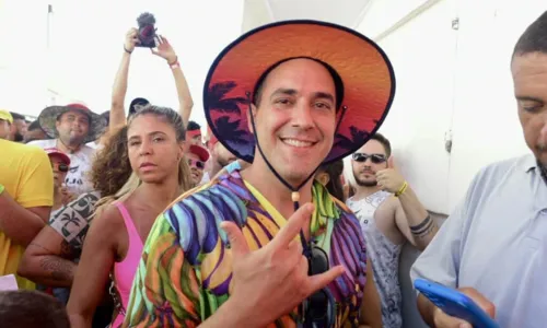 
				
					Fotos: veja os famosos que curtem o terceiro dia do Carnaval
				
				