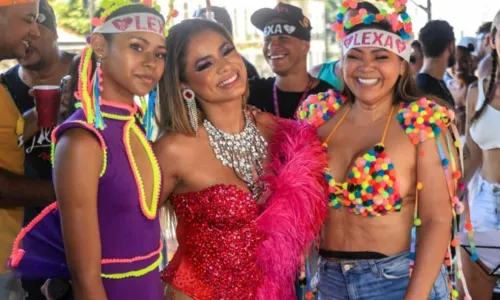 
				
					Lexa recebe Jojo Todynho e Gaby Amarantos em bloco de carnaval; veja fotos
				
				