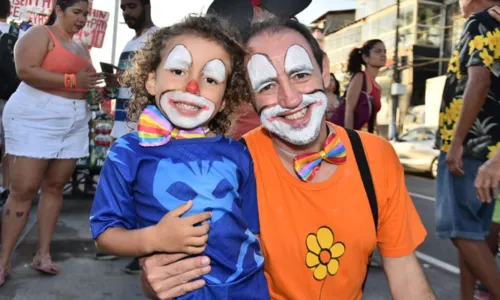 
				
					Palhaços do Rio Vermelho faz prévia do Carnaval e reúne centenas de foliões em Salvador
				
				